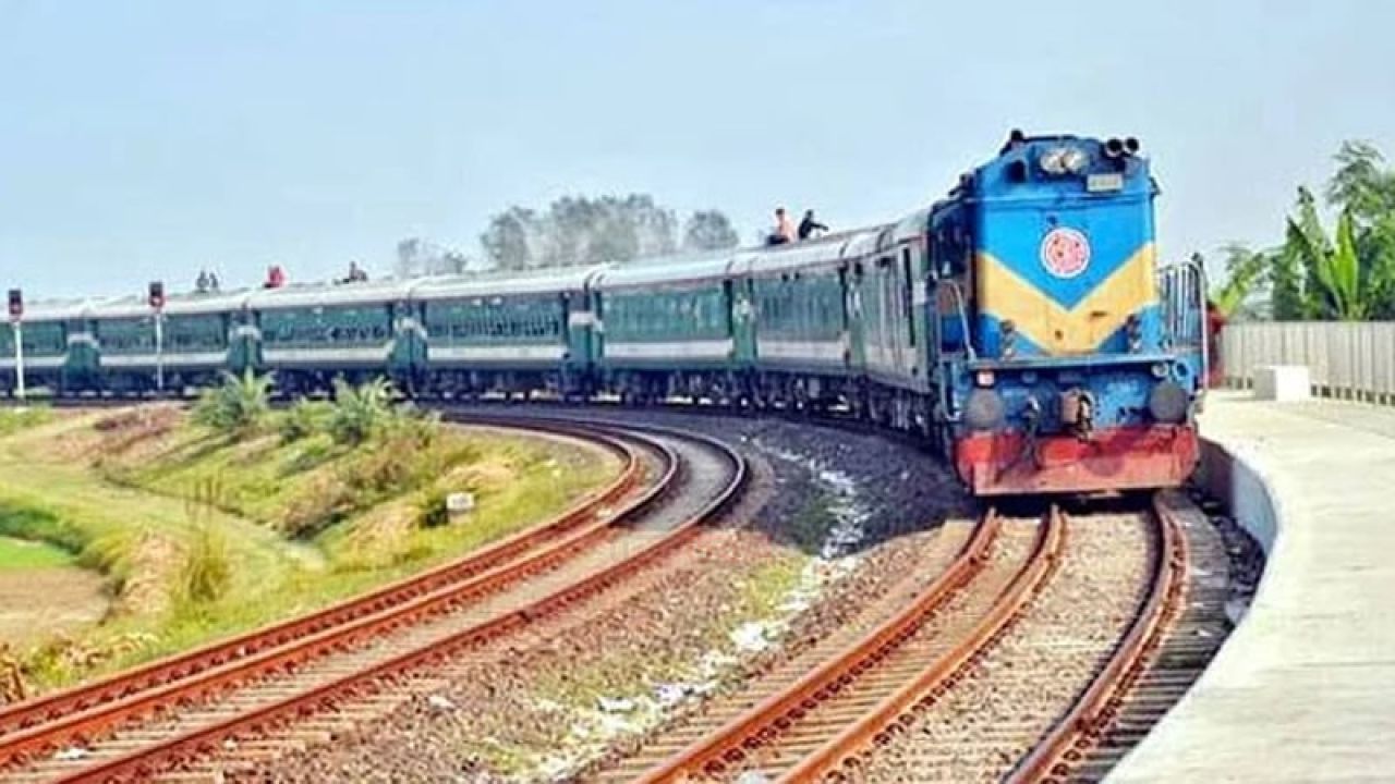 ট্রেনে ঈদ যাত্রার ২শেষ দিনের টিকিট বিক্রি আজ